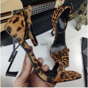 Klassiker Damenschuhe Absätze Sandalen nackte Farbe Mode Strand dicker Boden Kleidschuh Alphabet Damensandalen Leder High Heel Lides von yazhou66