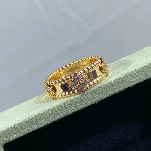 4つのクローバーリングナチュラルシェルジェムストーンゴールドメッキ女性デザイナーのための18k