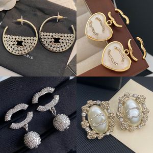 Brincos de designer de luxo Stud de alta qualidade Mulheres Marca Carta Ouro Prata Cobre Cristal Pérola Brinco Loop Drop Party Casamento Jóias Presentes de Natal