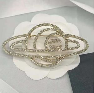 High-quality brand Designer Small Sweet Wind 18K Gold-plated Copper Alphabet Brooch Crystal Pearl Alphabet Suit Dress Pin Party Gift Specifications