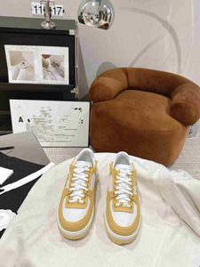 Klassisk och trendig populär ny färg på hyllans svampkakor Sula små vita skor