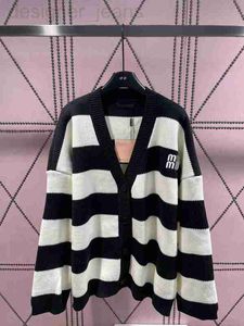 Kadın Sweaters Tasarımcısı Mi * 23S Sonbahar ve Kış Yeni Ağır Endüstri Nakış Vık Beyaz Beyaz Şerit Örtü Haligan Kazak Üst Kat DR65