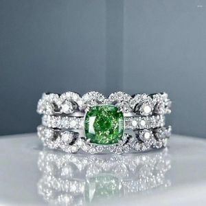 Cluster Rings Sgarit Luxury White 18K Gold Classic 1 Princess Cut Green Diamond Ring Jewelry Three Layer Löstagbart för tjej
