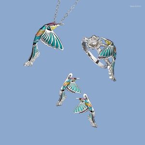 Серьги ожерелья устанавливают Tiowios 2023 Пасторальная птица Цветочная Эмаль Три творческого цвета Колибри Цвет животных Подарок для женщин