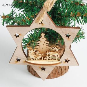 Weihnachtsschmuck, Schneeflocke, Holzverzierungen, rustikaler Baum, hängende Ornamente