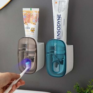 Novo 1 pçs dispensador automático de pasta de dentes acessórios do banheiro montagem na parede preguiçoso espremedor escova de dentes titular