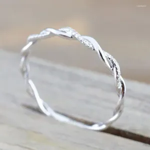 Klusterringar Styles Dainty Ring for Women Thin Temperament Winding Wedding Engagement Silver Color Crystal Fashion Jewelry Gift