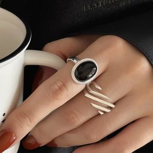 Solitaire Ring Panjbj 925 Sterling Silver Geometric Black Stone Ring Lämplig för kvinnor Koreanska Simple Justerbara par smycken Direkt frakt 231115