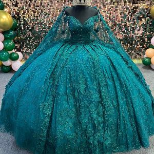 Emerald Green Quinceanera -klänningar med Cape 2024 -paljetter Pärlor Applique Lace Pärlor Princess Sweet 16 Gown Vestidos de 15 Anos