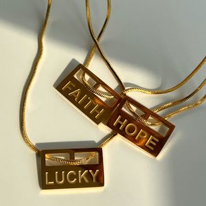 Nuova collana con serpente con lettera su busta quadrata personalizzata lucidata in acciaio inossidabile placcato oro 18 carati HOPE per le donne