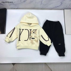 NY BABY TRACKSUT Hösten Tvådelar Set Småbarn Designer Kläder Storlek 90-150 Pocket Doll Bear Kids Hoodie and Pants Nov15