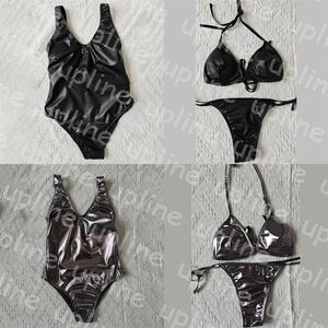 Glänsande läder badkläder kvinnor sexig bikini set halter baddräkt metall brev sling en bit badkläder strand slitage biquinis