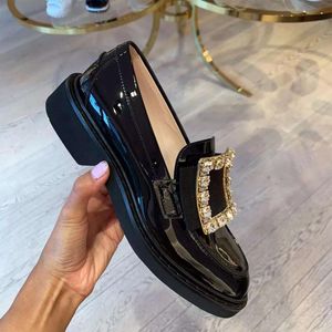 Novos sapatos femininos com fivela quadrada e strass decorados, salto alto grosso e fundo plano, mocassins estilo britânico com sapatos pequenos de couro