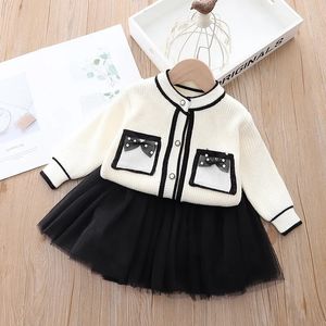 Set di abbigliamento Set per bambini Autunno Ragazze Moda Piccolo vento di incenso Fiocco Maglione lavorato a maglia Cardigan set gonna Bambino Neonata Vestiti Inverno 231115