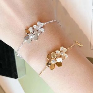 Bracciale a quattro foglie di trifoglio Natural Shell Gemstone Placcato in oro 18K designer per donna T0P contatore più alto Advanced Materials designer di marca regalo squisito 019