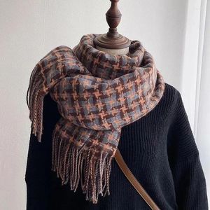 Halsdukar Fashion Plaid Fringe Cashmere Scarf för kvinnor mångsidig kallproof 2023 Autumn Winter High Street Casual Female Shawl