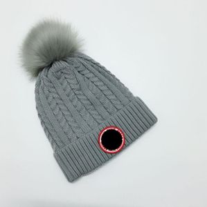 Kvinnors designer vinter pompoms beanie stickad ullhatt kvinnor chunky stickad tjock varm faux päls pom mössa hattar kvinnliga motorhuv