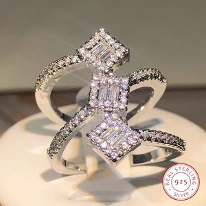 Кольцо для пасьянса 925 Серебряное роскошное кубическое циркониевое кольцо подходит для женщин -невест