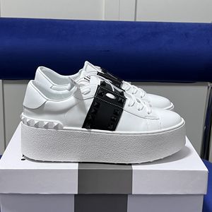 Designers mångsidiga klassiska skor tränare tjock botten spikar kvinna sko chunky casual tennis sneaker band med studs skor vit plattform spik med låda