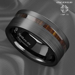 Pierścienie opaski 8 mm czarny szczotkowany pędzel z węgliki wolframowej Off Center Koa Wood Wedding Pierścień Pierścień Dostosowywana 231114