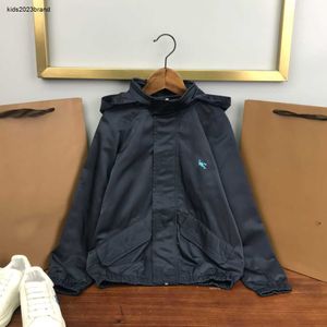 Neue Winterjacke für Kleinkinder, hochwertige Kinder-Designerkleidung mit Kapuze, Größe 120–160, winddichter und warmer Isolationsmantel für Kinder, 15. November