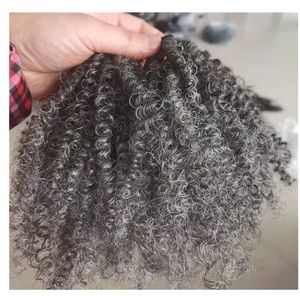 Capelli umani grigi corti con tessuto riccio crespo fasci di capelli sfusi per intrecciare l'estensione della trama dei capelli grigi sale e pepe afro kinki 100g