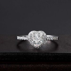 European And American Luxury Temperament Moissanite Ring 18K Gold Heart-shaped Moissanite Ring Fast Shipping