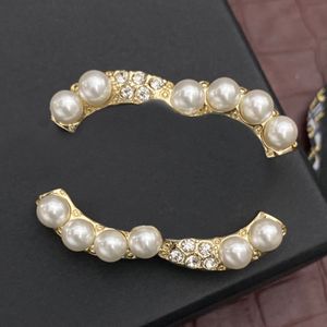 Spilla di design Spilla Uomo Donna Placcato oro 18 carati Argento Cristallo Lettera di marca Spille per gioielli Pin di fascino Accessori di abbigliamento per feste di nozze