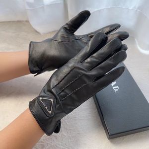 Herr designer handskar 100% riktiga fårskinn märke svart triangelstorlek l xl kan peka på skärmhandskar för vadderade och förtjockade för vindtät utomhuscykelgåva