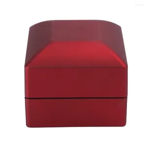 Caixas de relógio Red Velvet Interior Ring Display Box Único LED Luz Casamento para Noivado Pogal Proposta