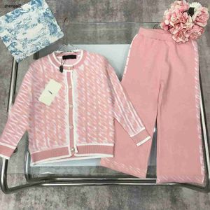 Luxury Kids TrackSuits Designer Baby Autumn Suit Rozmiar 100-140 SWEAT Cardigan i dzianinowe spodnie z szerokiej nogi nogi Nov15