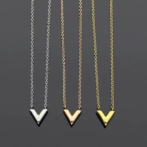 La nuova collana a pendente a V di lusso è una nuovissima collana in oro 18K da donna con collane di design di alta qualità