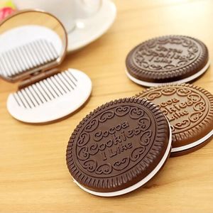 Espelhos compactos 1pcs bonito chocolate em forma de biscoito design de moda espelho de maquiagem com 1 conjunto de pente 231115
