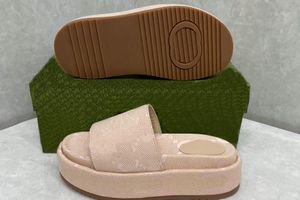 Slipper feminino Moda de lona bordada Designer deslize deslize deslize sola grossa chinelos de moda de lona de moda sandálias de plataforma tamanho 35-42