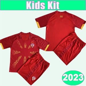 2023 Kuzey Makedonya Ristovski Kids Kit Futbol Formaları Alioski Bardhi Trajkovski Ristevski Velkovski Ev Kırmızı Futbol Gömlekleri Kısa Kollu Üniformalar