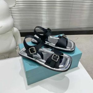 2023New Casual Sandals Summer Women 039S Shoes Spring and Summer New Mirror Open Toe Sandaler mycket enkel vindspänne sida tom platt botten casual tofflor för kvinnor