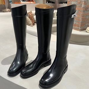 Designerskie buty damskie 2024 buty francuska metalowa klamra okrągła głowa wysoka buty kanał jesienny i zimowy obcasy obcasy długość kolan długość butów damskie buty