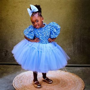 Sky Blue Sequined Flower Girls Dresses Juvelhals Kort ärm TEA Längd Birthday Party Gown Puffy Tulle Infant Event Wear 326 326