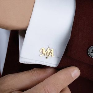 Manschettlänkar Anpassade manschettknappar för Mens Luxury Personlig bokstav Rostfritt stål Suit Skjorta Button Wedding Groomsmen Father's Day Gifts 231115