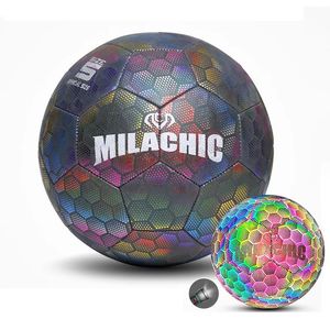 ボールの明るいサッカーは暗いサッカーホログラフィックで輝く輝くサッカーボール屋外おもちゃカメラフラッシュ反射クロマボール231115