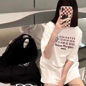 Tasarımcı moda giyim lüks tees tshirts margiela mm6 yeni klasik dijital nakış yaz gevşek çift kısa kollu tişört