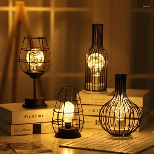 Lâmpadas de mesa garrafa de vidro de vinho LED Night Night Metal Lantern Iron Hollow Out Lamp for Cafe El Balcony Home Decoration