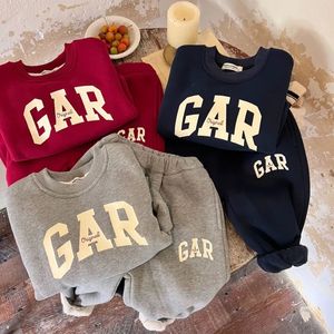 Rompers Autumn and Winter Set Childrens förkläde Tjocka pojkar flickor varm casual kappa bomullsweatshirt byxor 2 st 231115