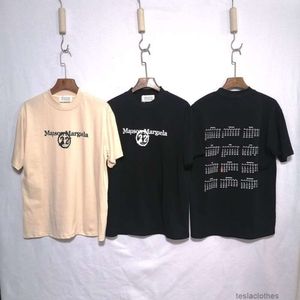 デザイナーファッション服ラグジュアリーTシャツMM6早春新年22カレンダーTシャツメンズレディース半袖トップカレンダー全体が背中に印刷されています