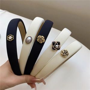 Haarband 2022, elegantes und einfaches Schwarz-Weiß-Stirnband für Damen, täglich, romantisch, Pop-Perlen-Teeblumen-Braut-Stirnband 231115