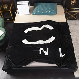 Designer Blanket Classic Black and White Color Matching Letter Logo Linen Plush Blanket 150x200cm Travel No Dust Bag Home Office Nap Blanket