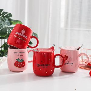 Muggar Pink Strawberry Cup Tecknad frukt keramisk vattenflaska med täckning och sked röd härlig mjölk par semester gåva