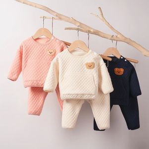 Macacão AutumnWinter Childrens Roupas Conjunto Quente Macio e Bonito Urso Dos Desenhos Animados SweaterCasual Calças Duas Peças 024m 231115