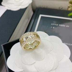 Flickor lyxig original designer full diamant tjock ihålig ring extravagant 18k guld bokstäver ringer kvinnor logo gravera bröllop smycken lady fest gåvor 6 7 8