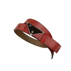Designer Cintura classica a forma di triangolo Lettera Cinture retrò in pelle di vacchetta per donna Cinture di lusso con fibbia ad ago